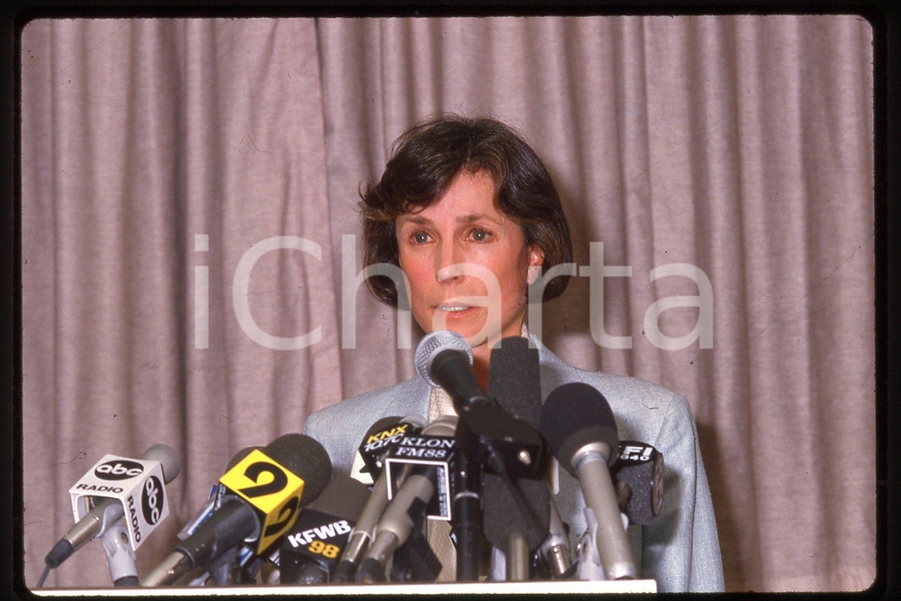 35mm vintage slide* 1987, California, Robyn Smith Astaire, portrait (8)  Diapositiva d'epoca, in formato 35 mm.CONDIZIONI: GOODE' severamente vietata la riproduzione. Tutti i diritti sono riservati.Nella diapositiva ICharta mette in vendita, sul negozio eBay e in esclusiva sul sito "icharta" il proprio archivio composto da numerose diapositive e negativi fotografici d'epoca, tutti originali e autentici, che attraversano la storia del costume italiano tra gli la fine degli anni Sessanta e Novanta.Si tratta di uno sguardo inedito sull'attualit&agrave;, la politica, la vita quotidiana, il gossip e la cultura, che fotografa il cambiamento della nazione in quest'ultimo scorcio del XX secolo. Un'occasione unica per il mercato del collezionismo, che vede finalmente disponibile un archivio eccezionale per vastit&agrave;, tematiche e condizioni, in un settore (il negativo fotografico e la diapositiva) di assoluta novit&agrave; e dalle interessanti prospettive di investimento.  FAIR/discreto   originale e autentica 1