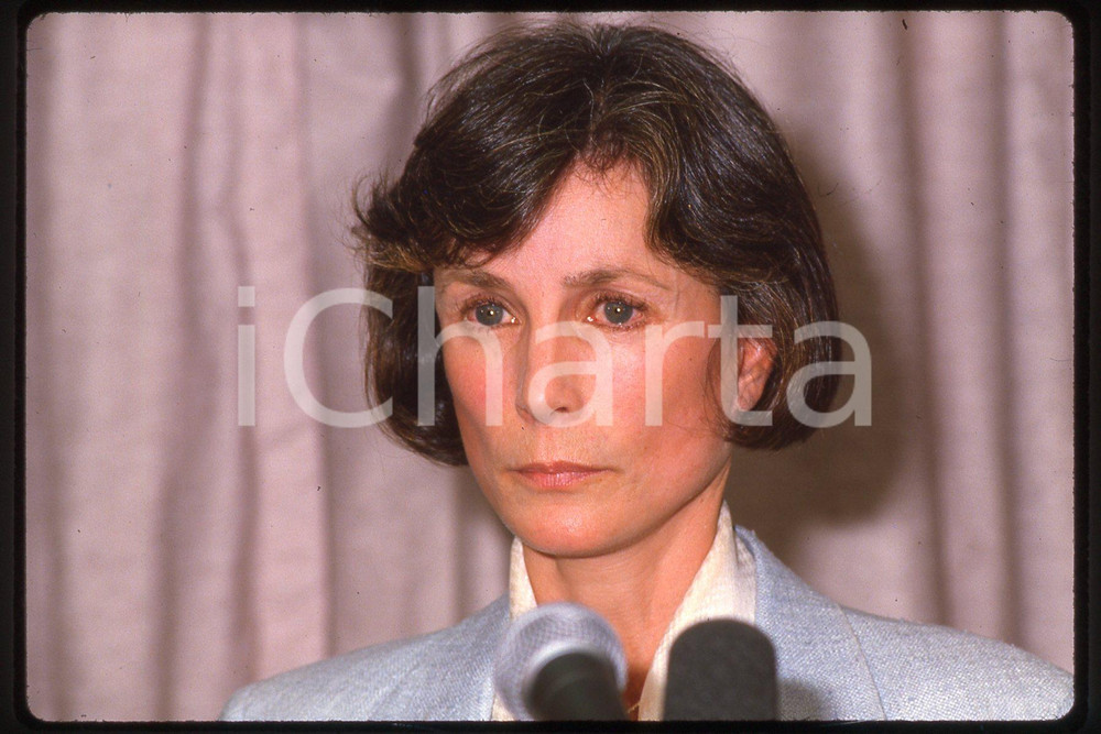 35mm vintage slide* 1987, California, Robyn Smith Astaire, portrait (9)  Diapositiva d'epoca, in formato 35 mm.CONDIZIONI: GOODE' severamente vietata la riproduzione. Tutti i diritti sono riservati.Nella diapositiva ICharta mette in vendita, sul negozio eBay e in esclusiva sul sito "icharta" il proprio archivio composto da numerose diapositive e negativi fotografici d'epoca, tutti originali e autentici, che attraversano la storia del costume italiano tra gli la fine degli anni Sessanta e Novanta.Si tratta di uno sguardo inedito sull'attualit&agrave;, la politica, la vita quotidiana, il gossip e la cultura, che fotografa il cambiamento della nazione in quest'ultimo scorcio del XX secolo. Un'occasione unica per il mercato del collezionismo, che vede finalmente disponibile un archivio eccezionale per vastit&agrave;, tematiche e condizioni, in un settore (il negativo fotografico e la diapositiva) di assoluta novit&agrave; e dalle interessanti prospettive di investimento.  FAIR/discreto   originale e autentica 1