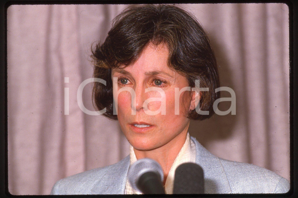 35mm vintage slide* 1987, California, Robyn Smith Astaire, portrait (10)  Diapositiva d'epoca, in formato 35 mm.CONDIZIONI: GOODE' severamente vietata la riproduzione. Tutti i diritti sono riservati.Nella diapositiva ICharta mette in vendita, sul negozio eBay e in esclusiva sul sito "icharta" il proprio archivio composto da numerose diapositive e negativi fotografici d'epoca, tutti originali e autentici, che attraversano la storia del costume italiano tra gli la fine degli anni Sessanta e Novanta.Si tratta di uno sguardo inedito sull'attualit&agrave;, la politica, la vita quotidiana, il gossip e la cultura, che fotografa il cambiamento della nazione in quest'ultimo scorcio del XX secolo. Un'occasione unica per il mercato del collezionismo, che vede finalmente disponibile un archivio eccezionale per vastit&agrave;, tematiche e condizioni, in un settore (il negativo fotografico e la diapositiva) di assoluta novit&agrave; e dalle interessanti prospettive di investimento.  FAIR/discreto   originale e autentica 1