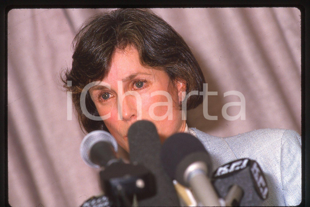 35mm vintage slide* 1987, California, Robyn Smith Astaire, portrait (13)  Diapositiva d'epoca, in formato 35 mm.CONDIZIONI: GOODE' severamente vietata la riproduzione. Tutti i diritti sono riservati.Nella diapositiva ICharta mette in vendita, sul negozio eBay e in esclusiva sul sito "icharta" il proprio archivio composto da numerose diapositive e negativi fotografici d'epoca, tutti originali e autentici, che attraversano la storia del costume italiano tra gli la fine degli anni Sessanta e Novanta.Si tratta di uno sguardo inedito sull'attualit&agrave;, la politica, la vita quotidiana, il gossip e la cultura, che fotografa il cambiamento della nazione in quest'ultimo scorcio del XX secolo. Un'occasione unica per il mercato del collezionismo, che vede finalmente disponibile un archivio eccezionale per vastit&agrave;, tematiche e condizioni, in un settore (il negativo fotografico e la diapositiva) di assoluta novit&agrave; e dalle interessanti prospettive di investimento.  FAIR/discreto   originale e autentica 1