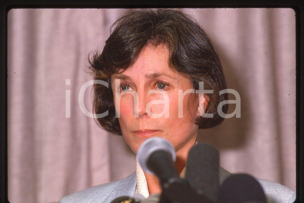 35mm vintage slide* 1987, California, Robyn Smith Astaire, portrait (14)  Diapositiva d'epoca, in formato 35 mm.CONDIZIONI: GOODE' severamente vietata la riproduzione. Tutti i diritti sono riservati.Nella diapositiva ICharta mette in vendita, sul negozio eBay e in esclusiva sul sito "icharta" il proprio archivio composto da numerose diapositive e negativi fotografici d'epoca, tutti originali e autentici, che attraversano la storia del costume italiano tra gli la fine degli anni Sessanta e Novanta.Si tratta di uno sguardo inedito sull'attualit&agrave;, la politica, la vita quotidiana, il gossip e la cultura, che fotografa il cambiamento della nazione in quest'ultimo scorcio del XX secolo. Un'occasione unica per il mercato del collezionismo, che vede finalmente disponibile un archivio eccezionale per vastit&agrave;, tematiche e condizioni, in un settore (il negativo fotografico e la diapositiva) di assoluta novit&agrave; e dalle interessanti prospettive di investimento.  FAIR/discreto   originale e autentica 1