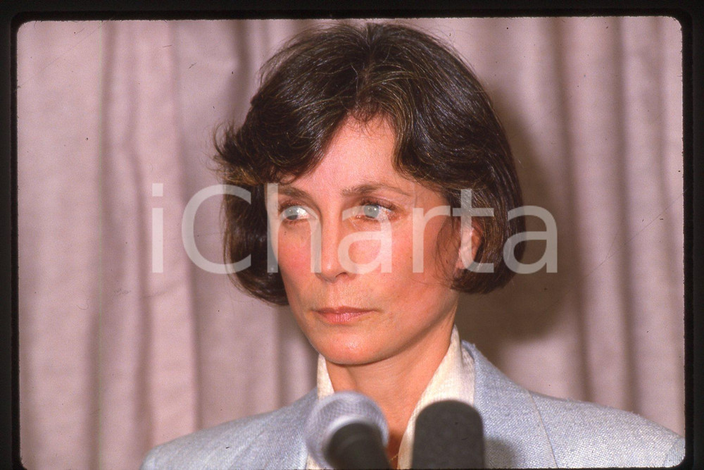35mm vintage slide* 1987, California, Robyn Smith Astaire, portrait (15)  Diapositiva d'epoca, in formato 35 mm.CONDIZIONI: GOODE' severamente vietata la riproduzione. Tutti i diritti sono riservati.Nella diapositiva ICharta mette in vendita, sul negozio eBay e in esclusiva sul sito "icharta" il proprio archivio composto da numerose diapositive e negativi fotografici d'epoca, tutti originali e autentici, che attraversano la storia del costume italiano tra gli la fine degli anni Sessanta e Novanta.Si tratta di uno sguardo inedito sull'attualit&agrave;, la politica, la vita quotidiana, il gossip e la cultura, che fotografa il cambiamento della nazione in quest'ultimo scorcio del XX secolo. Un'occasione unica per il mercato del collezionismo, che vede finalmente disponibile un archivio eccezionale per vastit&agrave;, tematiche e condizioni, in un settore (il negativo fotografico e la diapositiva) di assoluta novit&agrave; e dalle interessanti prospettive di investimento.  FAIR/discreto   originale e autentica 1