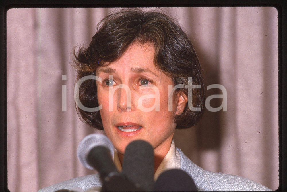 35mm vintage slide* 1987, California, Robyn Smith Astaire, portrait (18)  Diapositiva d'epoca, in formato 35 mm.CONDIZIONI: GOODE' severamente vietata la riproduzione. Tutti i diritti sono riservati.Nella diapositiva ICharta mette in vendita, sul negozio eBay e in esclusiva sul sito "icharta" il proprio archivio composto da numerose diapositive e negativi fotografici d'epoca, tutti originali e autentici, che attraversano la storia del costume italiano tra gli la fine degli anni Sessanta e Novanta.Si tratta di uno sguardo inedito sull'attualit&agrave;, la politica, la vita quotidiana, il gossip e la cultura, che fotografa il cambiamento della nazione in quest'ultimo scorcio del XX secolo. Un'occasione unica per il mercato del collezionismo, che vede finalmente disponibile un archivio eccezionale per vastit&agrave;, tematiche e condizioni, in un settore (il negativo fotografico e la diapositiva) di assoluta novit&agrave; e dalle interessanti prospettive di investimento.  FAIR/discreto   originale e autentica 1