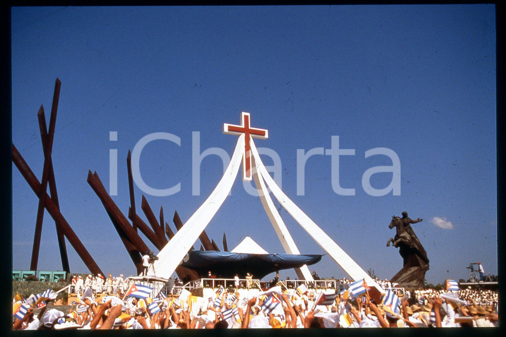 35mm vintage slide*1998-Santiago, GIOVANNI PAOLO II, mass at pl.Antonio, a cross  Diapositiva d'epoca, in formato 35 mm.CONDIZIONI: GOODE' severamente vietata la riproduzione. Tutti i diritti sono riservati.Nella diapositiva ICharta mette in vendita, sul negozio eBay e in esclusiva sul sito "icharta" il proprio archivio composto da numerose diapositive e negativi fotografici d'epoca, tutti originali e autentici, che attraversano la storia del costume italiano tra gli la fine degli anni Sessanta e Novanta.Si tratta di uno sguardo inedito sull'attualit&agrave;, la politica, la vita quotidiana, il gossip e la cultura, che fotografa il cambiamento della nazione in quest'ultimo scorcio del XX secolo. Un'occasione unica per il mercato del collezionismo, che vede finalmente disponibile un archivio eccezionale per vastit&agrave;, tematiche e condizioni, in un settore (il negativo fotografico e la diapositiva) di assoluta novit&agrave; e dalle interessanti prospettive di investimento.  FAIR/discreto   originale e autentica 1