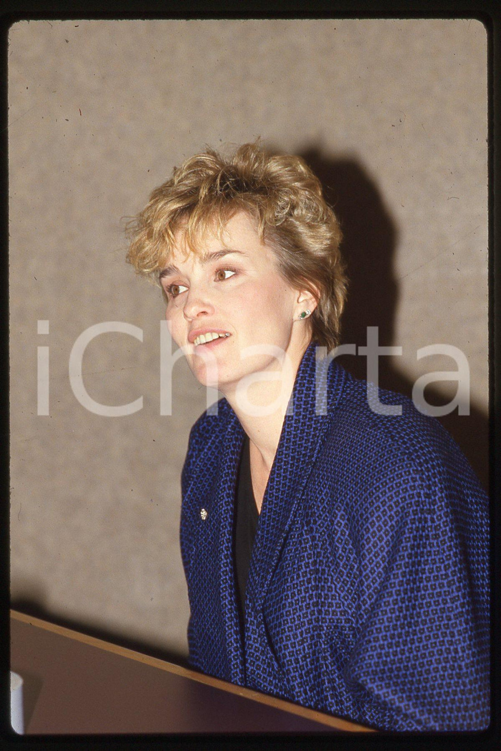 35mm vintage slide* 1987, California, Jessica Lange, portrait (1)  Diapositiva d'epoca, in formato 35 mm.CONDIZIONI: GOODE' severamente vietata la riproduzione. Tutti i diritti sono riservati.Nella diapositiva ICharta mette in vendita, sul negozio eBay e in esclusiva sul sito "icharta" il proprio archivio composto da numerose diapositive e negativi fotografici d'epoca, tutti originali e autentici, che attraversano la storia del costume italiano tra gli la fine degli anni Sessanta e Novanta.Si tratta di uno sguardo inedito sull'attualit&agrave;, la politica, la vita quotidiana, il gossip e la cultura, che fotografa il cambiamento della nazione in quest'ultimo scorcio del XX secolo. Un'occasione unica per il mercato del collezionismo, che vede finalmente disponibile un archivio eccezionale per vastit&agrave;, tematiche e condizioni, in un settore (il negativo fotografico e la diapositiva) di assoluta novit&agrave; e dalle interessanti prospettive di investimento.  FAIR/discreto   originale e autentica 1