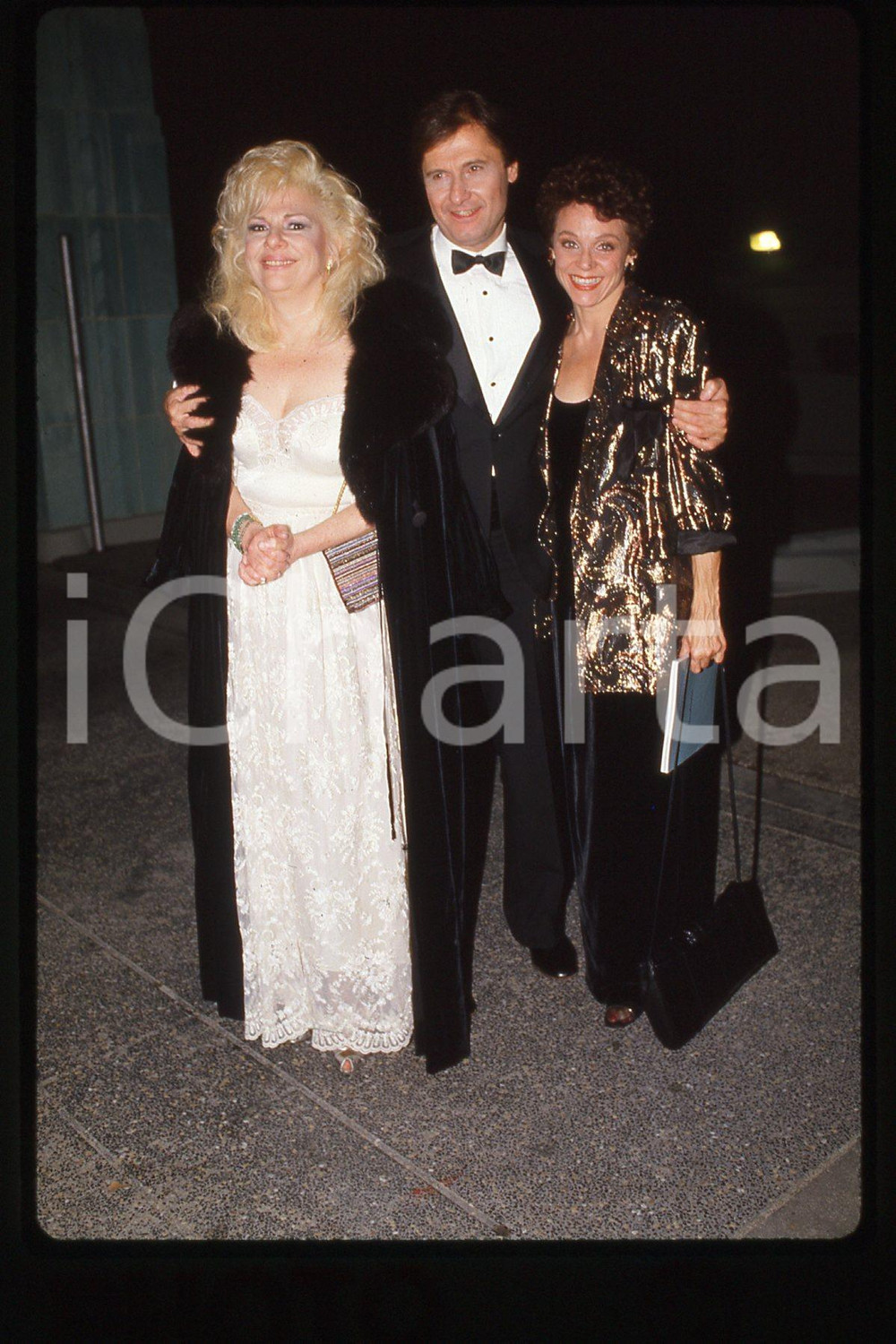 35mm vintage slide* 1987, California, Renee Taylor, husband and actress V.Harper  Diapositiva d'epoca, in formato 35 mm.CONDIZIONI: GOODE' severamente vietata la riproduzione. Tutti i diritti sono riservati.Nella diapositiva ICharta mette in vendita, sul negozio eBay e in esclusiva sul sito "icharta" il proprio archivio composto da numerose diapositive e negativi fotografici d'epoca, tutti originali e autentici, che attraversano la storia del costume italiano tra gli la fine degli anni Sessanta e Novanta.Si tratta di uno sguardo inedito sull'attualit&agrave;, la politica, la vita quotidiana, il gossip e la cultura, che fotografa il cambiamento della nazione in quest'ultimo scorcio del XX secolo. Un'occasione unica per il mercato del collezionismo, che vede finalmente disponibile un archivio eccezionale per vastit&agrave;, tematiche e condizioni, in un settore (il negativo fotografico e la diapositiva) di assoluta novit&agrave; e dalle interessanti prospettive di investimento.  FAIR/discreto   originale e autentica 1