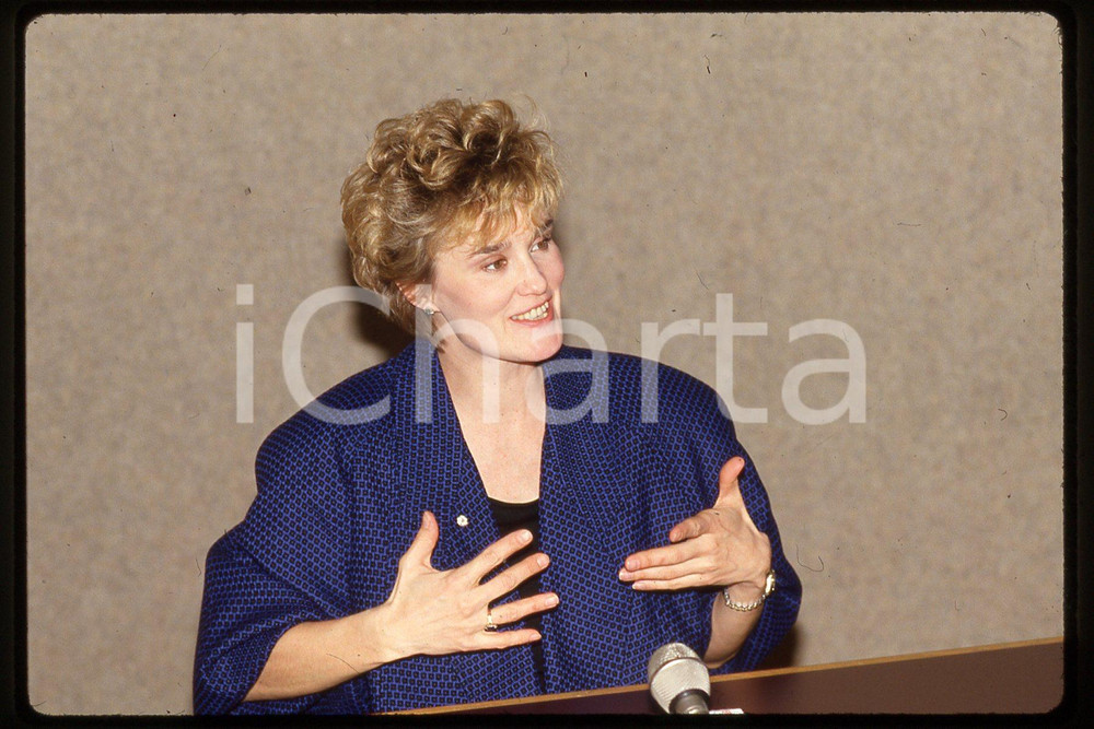 35mm vintage slide* 1987, California, an actress Jessica Lange, portrait (2)  Diapositiva d'epoca, in formato 35 mm.CONDIZIONI: GOODE' severamente vietata la riproduzione. Tutti i diritti sono riservati.Nella diapositiva ICharta mette in vendita, sul negozio eBay e in esclusiva sul sito "icharta" il proprio archivio composto da numerose diapositive e negativi fotografici d'epoca, tutti originali e autentici, che attraversano la storia del costume italiano tra gli la fine degli anni Sessanta e Novanta.Si tratta di uno sguardo inedito sull'attualit&agrave;, la politica, la vita quotidiana, il gossip e la cultura, che fotografa il cambiamento della nazione in quest'ultimo scorcio del XX secolo. Un'occasione unica per il mercato del collezionismo, che vede finalmente disponibile un archivio eccezionale per vastit&agrave;, tematiche e condizioni, in un settore (il negativo fotografico e la diapositiva) di assoluta novit&agrave; e dalle interessanti prospettive di investimento.  FAIR/discreto   originale e autentica 1