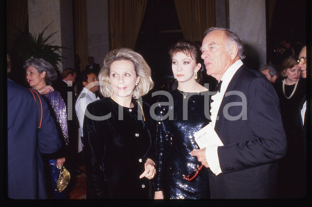 35mm vintage slide* 1987, California, an actor John Ireland (right)  Diapositiva d'epoca, in formato 35 mm.CONDIZIONI: GOODE' severamente vietata la riproduzione. Tutti i diritti sono riservati.Nella diapositiva ICharta mette in vendita, sul negozio eBay e in esclusiva sul sito "icharta" il proprio archivio composto da numerose diapositive e negativi fotografici d'epoca, tutti originali e autentici, che attraversano la storia del costume italiano tra gli la fine degli anni Sessanta e Novanta.Si tratta di uno sguardo inedito sull'attualit&agrave;, la politica, la vita quotidiana, il gossip e la cultura, che fotografa il cambiamento della nazione in quest'ultimo scorcio del XX secolo. Un'occasione unica per il mercato del collezionismo, che vede finalmente disponibile un archivio eccezionale per vastit&agrave;, tematiche e condizioni, in un settore (il negativo fotografico e la diapositiva) di assoluta novit&agrave; e dalle interessanti prospettive di investimento.  FAIR/discreto   originale e autentica 1