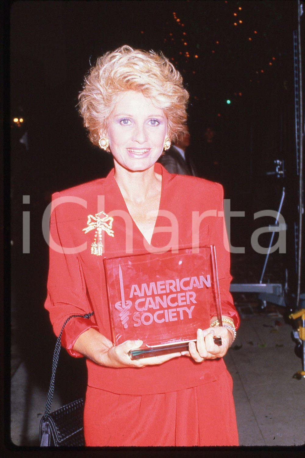 35mm vintage slide* 1988 California, actress Jill Ireland, portrait  Diapositiva d'epoca, in formato 35 mm.CONDIZIONI: GOODE' severamente vietata la riproduzione. Tutti i diritti sono riservati.Nella diapositiva ICharta mette in vendita, sul negozio eBay e in esclusiva sul sito "icharta" il proprio archivio composto da numerose diapositive e negativi fotografici d'epoca, tutti originali e autentici, che attraversano la storia del costume italiano tra gli la fine degli anni Sessanta e Novanta.Si tratta di uno sguardo inedito sull'attualit&agrave;, la politica, la vita quotidiana, il gossip e la cultura, che fotografa il cambiamento della nazione in quest'ultimo scorcio del XX secolo. Un'occasione unica per il mercato del collezionismo, che vede finalmente disponibile un archivio eccezionale per vastit&agrave;, tematiche e condizioni, in un settore (il negativo fotografico e la diapositiva) di assoluta novit&agrave; e dalle interessanti prospettive di investimento.  FAIR/discreto   originale e autentica 1