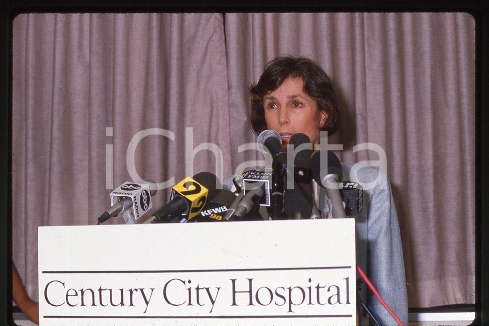 35mm vintage slide* 1987, California, Robyn Smith Astaire, portrait (17)  Diapositiva d'epoca, in formato 35 mm.CONDIZIONI: GOODE' severamente vietata la riproduzione. Tutti i diritti sono riservati.Nella diapositiva ICharta mette in vendita, sul negozio eBay e in esclusiva sul sito "icharta" il proprio archivio composto da numerose diapositive e negativi fotografici d'epoca, tutti originali e autentici, che attraversano la storia del costume italiano tra gli la fine degli anni Sessanta e Novanta.Si tratta di uno sguardo inedito sull'attualit&agrave;, la politica, la vita quotidiana, il gossip e la cultura, che fotografa il cambiamento della nazione in quest'ultimo scorcio del XX secolo. Un'occasione unica per il mercato del collezionismo, che vede finalmente disponibile un archivio eccezionale per vastit&agrave;, tematiche e condizioni, in un settore (il negativo fotografico e la diapositiva) di assoluta novit&agrave; e dalle interessanti prospettive di investimento.  FAIR/discreto   originale e autentica 1