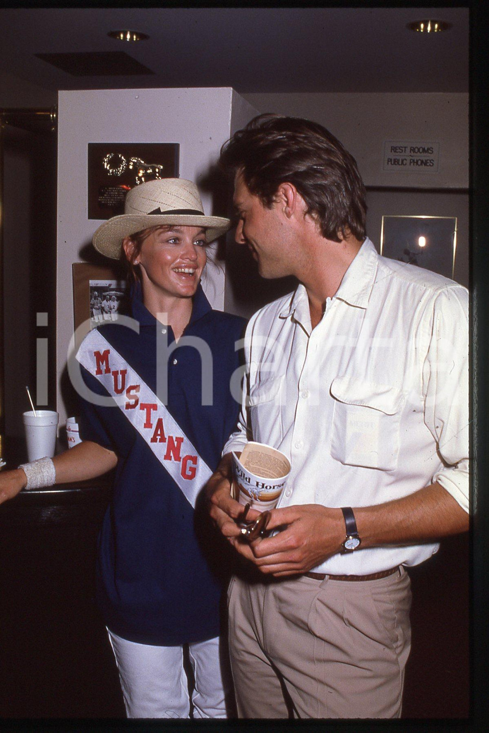 35mm vintage slide*1986, California, an actress Pamela Sue Martin and John James  Diapositiva d'epoca, in formato 35 mm.CONDIZIONI: GOODE' severamente vietata la riproduzione. Tutti i diritti sono riservati.Nella diapositiva ICharta mette in vendita, sul negozio eBay e in esclusiva sul sito "icharta" il proprio archivio composto da numerose diapositive e negativi fotografici d'epoca, tutti originali e autentici, che attraversano la storia del costume italiano tra gli la fine degli anni Sessanta e Novanta.Si tratta di uno sguardo inedito sull'attualit&agrave;, la politica, la vita quotidiana, il gossip e la cultura, che fotografa il cambiamento della nazione in quest'ultimo scorcio del XX secolo. Un'occasione unica per il mercato del collezionismo, che vede finalmente disponibile un archivio eccezionale per vastit&agrave;, tematiche e condizioni, in un settore (il negativo fotografico e la diapositiva) di assoluta novit&agrave; e dalle interessanti prospettive di investimento.  FAIR/discreto   originale e autentica 1