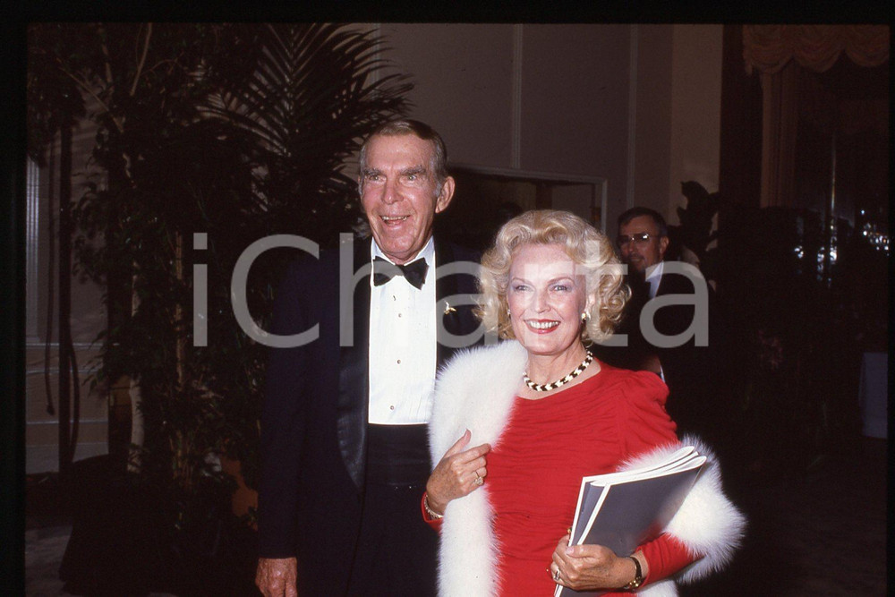 35mm vintage slide* 1987, California, an actor Fred MacMurray  Diapositiva d'epoca, in formato 35 mm.CONDIZIONI: GOODE' severamente vietata la riproduzione. Tutti i diritti sono riservati.Nella diapositiva ICharta mette in vendita, sul negozio eBay e in esclusiva sul sito "icharta" il proprio archivio composto da numerose diapositive e negativi fotografici d'epoca, tutti originali e autentici, che attraversano la storia del costume italiano tra gli la fine degli anni Sessanta e Novanta.Si tratta di uno sguardo inedito sull'attualit&agrave;, la politica, la vita quotidiana, il gossip e la cultura, che fotografa il cambiamento della nazione in quest'ultimo scorcio del XX secolo. Un'occasione unica per il mercato del collezionismo, che vede finalmente disponibile un archivio eccezionale per vastit&agrave;, tematiche e condizioni, in un settore (il negativo fotografico e la diapositiva) di assoluta novit&agrave; e dalle interessanti prospettive di investimento.  FAIR/discreto   originale e autentica 1