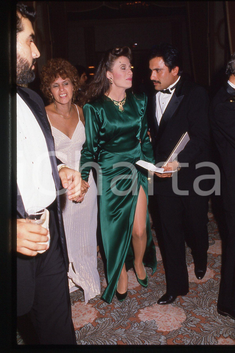 35mm vintage slide* 1986, California, an actress Ana Alicia, dress (3)  Diapositiva d'epoca, in formato 35 mm.CONDIZIONI: GOODE' severamente vietata la riproduzione. Tutti i diritti sono riservati.Nella diapositiva ICharta mette in vendita, sul negozio eBay e in esclusiva sul sito "icharta" il proprio archivio composto da numerose diapositive e negativi fotografici d'epoca, tutti originali e autentici, che attraversano la storia del costume italiano tra gli la fine degli anni Sessanta e Novanta.Si tratta di uno sguardo inedito sull'attualit&agrave;, la politica, la vita quotidiana, il gossip e la cultura, che fotografa il cambiamento della nazione in quest'ultimo scorcio del XX secolo. Un'occasione unica per il mercato del collezionismo, che vede finalmente disponibile un archivio eccezionale per vastit&agrave;, tematiche e condizioni, in un settore (il negativo fotografico e la diapositiva) di assoluta novit&agrave; e dalle interessanti prospettive di investimento.  FAIR/discreto   originale e autentica 1