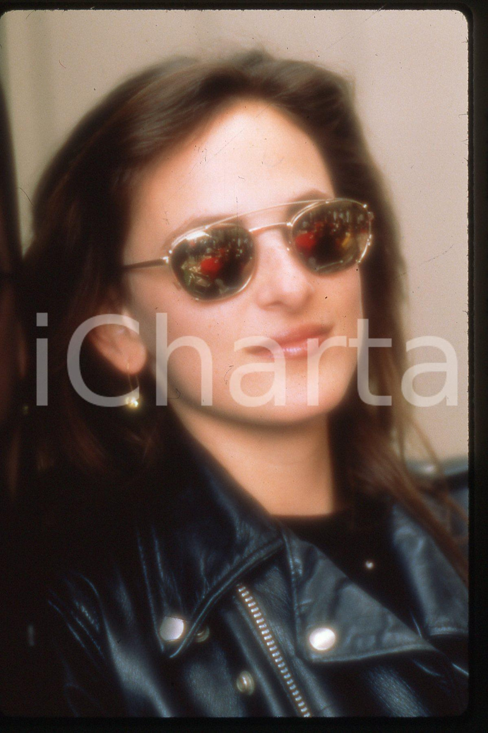 35mm vintage slide* 1988, California, an actress Marlee Matlin, portrait (2)  Diapositiva d'epoca, in formato 35 mm.CONDIZIONI: GOODE' severamente vietata la riproduzione. Tutti i diritti sono riservati.Nella diapositiva ICharta mette in vendita, sul negozio eBay e in esclusiva sul sito "icharta" il proprio archivio composto da numerose diapositive e negativi fotografici d'epoca, tutti originali e autentici, che attraversano la storia del costume italiano tra gli la fine degli anni Sessanta e Novanta.Si tratta di uno sguardo inedito sull'attualit&agrave;, la politica, la vita quotidiana, il gossip e la cultura, che fotografa il cambiamento della nazione in quest'ultimo scorcio del XX secolo. Un'occasione unica per il mercato del collezionismo, che vede finalmente disponibile un archivio eccezionale per vastit&agrave;, tematiche e condizioni, in un settore (il negativo fotografico e la diapositiva) di assoluta novit&agrave; e dalle interessanti prospettive di investimento.  FAIR/discreto   originale e autentica 1