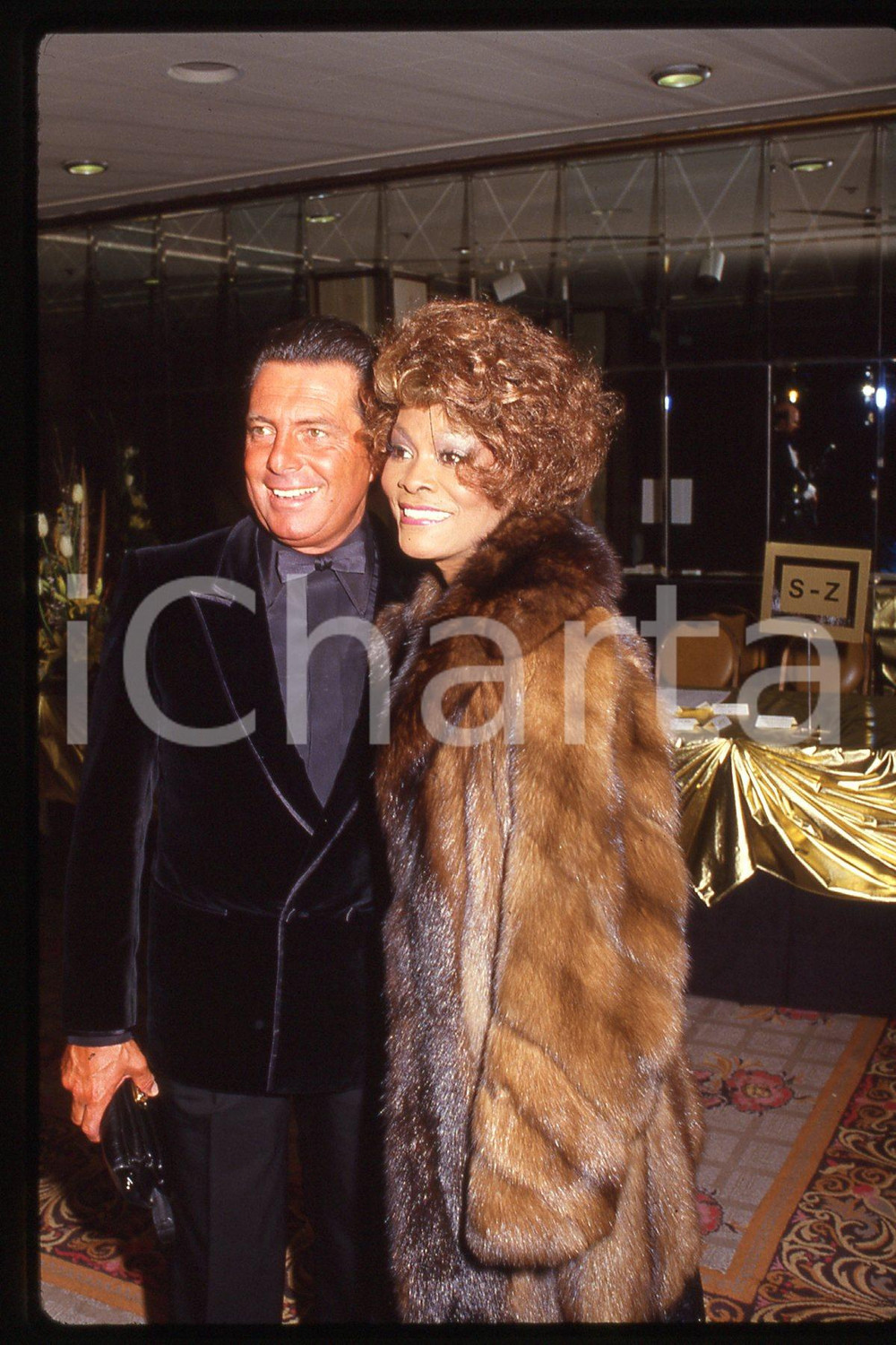 35mm vintage slide* 1987, California, singer Dionne Warwick  Diapositiva d'epoca, in formato 35 mm.CONDIZIONI: GOODE' severamente vietata la riproduzione. Tutti i diritti sono riservati.Nella diapositiva ICharta mette in vendita, sul negozio eBay e in esclusiva sul sito "icharta" il proprio archivio composto da numerose diapositive e negativi fotografici d'epoca, tutti originali e autentici, che attraversano la storia del costume italiano tra gli la fine degli anni Sessanta e Novanta.Si tratta di uno sguardo inedito sull'attualit&agrave;, la politica, la vita quotidiana, il gossip e la cultura, che fotografa il cambiamento della nazione in quest'ultimo scorcio del XX secolo. Un'occasione unica per il mercato del collezionismo, che vede finalmente disponibile un archivio eccezionale per vastit&agrave;, tematiche e condizioni, in un settore (il negativo fotografico e la diapositiva) di assoluta novit&agrave; e dalle interessanti prospettive di investimento.  FAIR/discreto   originale e autentica 1