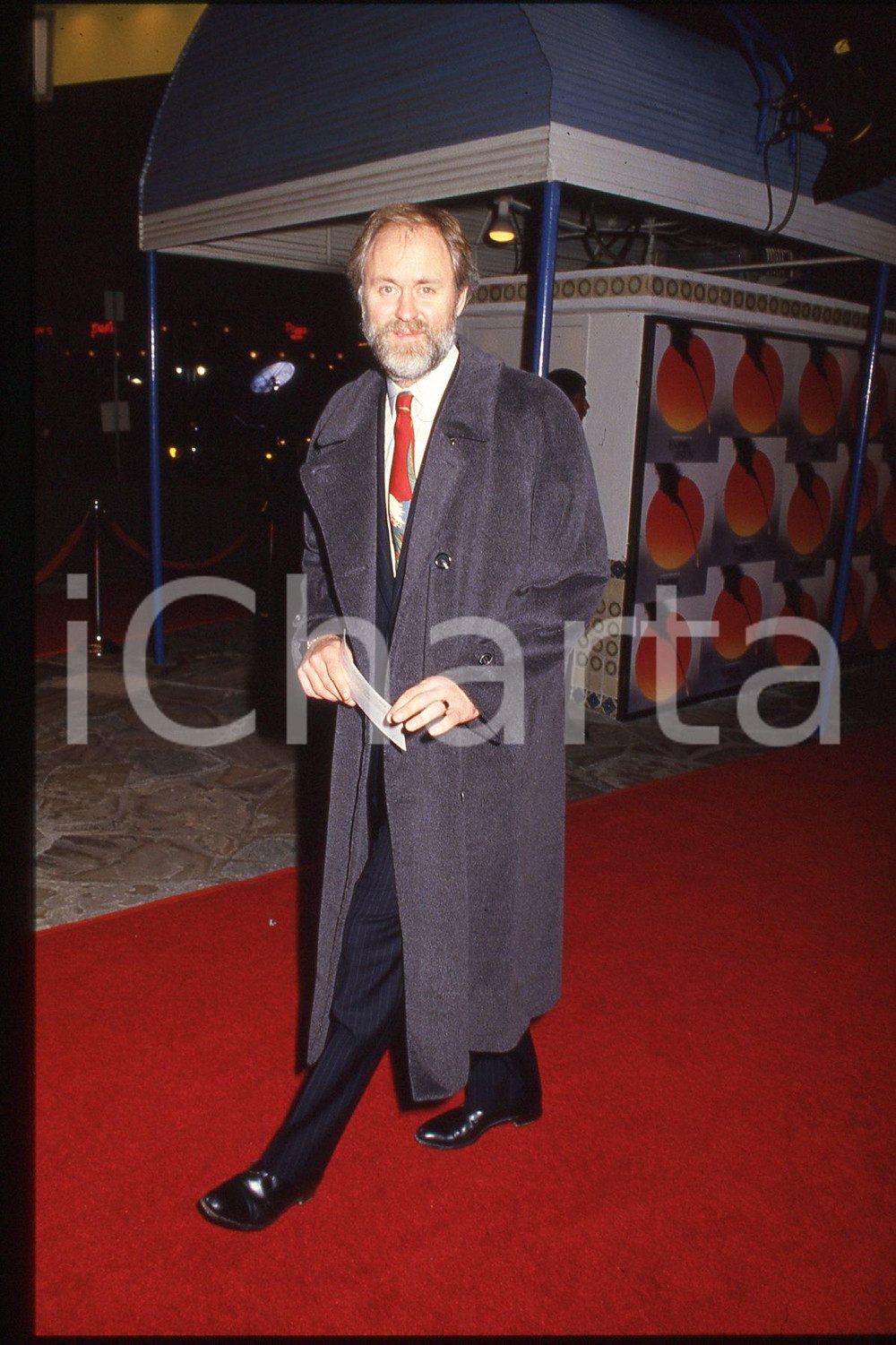 35mm vintage slide* 1985 ca CINEMA, California, John Lithgow  Diapositiva d'epoca, in formato 35 mm.CONDIZIONI: GOODE' severamente vietata la riproduzione. Tutti i diritti sono riservati.Nella diapositiva ICharta mette in vendita, sul negozio eBay e in esclusiva sul sito "icharta" il proprio archivio composto da numerose diapositive e negativi fotografici d'epoca, tutti originali e autentici, che attraversano la storia del costume italiano tra gli la fine degli anni Sessanta e Novanta.Si tratta di uno sguardo inedito sull'attualit&agrave;, la politica, la vita quotidiana, il gossip e la cultura, che fotografa il cambiamento della nazione in quest'ultimo scorcio del XX secolo. Un'occasione unica per il mercato del collezionismo, che vede finalmente disponibile un archivio eccezionale per vastit&agrave;, tematiche e condizioni, in un settore (il negativo fotografico e la diapositiva) di assoluta novit&agrave; e dalle interessanti prospettive di investimento.  FAIR/discreto   originale e autentica 1