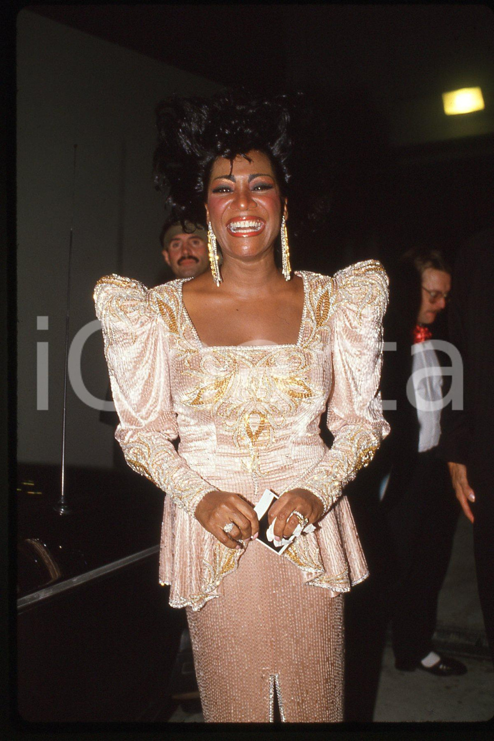 35mm vintage slide* 1987, California, an actress Patti Labelle, portrait  Diapositiva d'epoca, in formato 35 mm.CONDIZIONI: GOODE' severamente vietata la riproduzione. Tutti i diritti sono riservati.Nella diapositiva ICharta mette in vendita, sul negozio eBay e in esclusiva sul sito "icharta" il proprio archivio composto da numerose diapositive e negativi fotografici d'epoca, tutti originali e autentici, che attraversano la storia del costume italiano tra gli la fine degli anni Sessanta e Novanta.Si tratta di uno sguardo inedito sull'attualit&agrave;, la politica, la vita quotidiana, il gossip e la cultura, che fotografa il cambiamento della nazione in quest'ultimo scorcio del XX secolo. Un'occasione unica per il mercato del collezionismo, che vede finalmente disponibile un archivio eccezionale per vastit&agrave;, tematiche e condizioni, in un settore (il negativo fotografico e la diapositiva) di assoluta novit&agrave; e dalle interessanti prospettive di investimento.  FAIR/discreto   originale e autentica 1