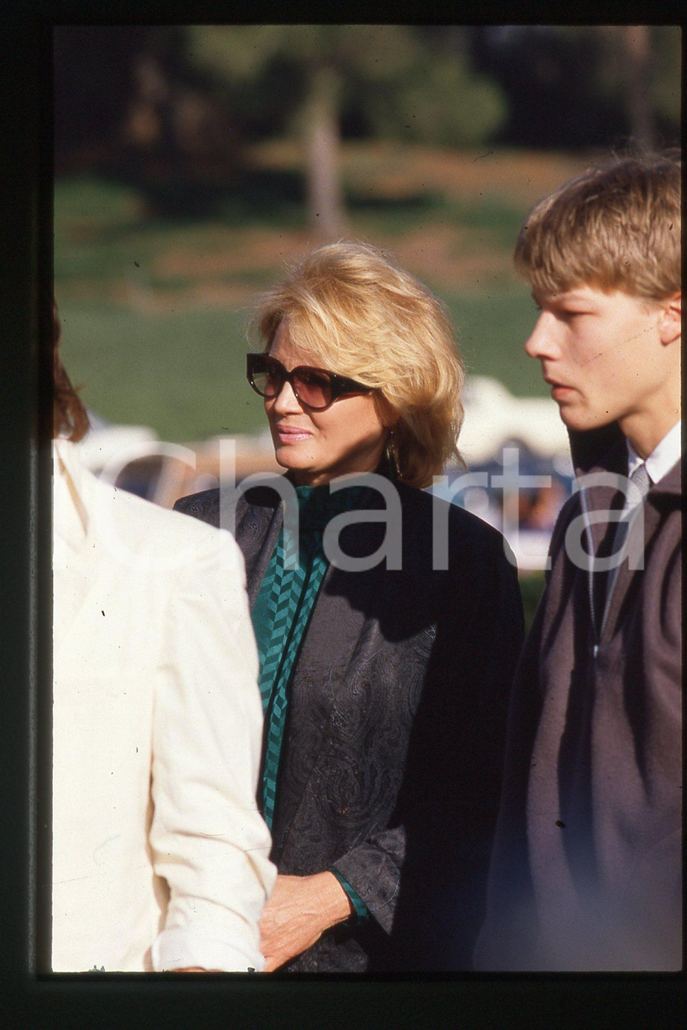 35mm vintage slide* 1985, California, an actress Angie Dickinson  Diapositiva d'epoca, in formato 35 mm.CONDIZIONI: GOODE' severamente vietata la riproduzione. Tutti i diritti sono riservati.Nella diapositiva ICharta mette in vendita, sul negozio eBay e in esclusiva sul sito "icharta" il proprio archivio composto da numerose diapositive e negativi fotografici d'epoca, tutti originali e autentici, che attraversano la storia del costume italiano tra gli la fine degli anni Sessanta e Novanta.Si tratta di uno sguardo inedito sull'attualit&agrave;, la politica, la vita quotidiana, il gossip e la cultura, che fotografa il cambiamento della nazione in quest'ultimo scorcio del XX secolo. Un'occasione unica per il mercato del collezionismo, che vede finalmente disponibile un archivio eccezionale per vastit&agrave;, tematiche e condizioni, in un settore (il negativo fotografico e la diapositiva) di assoluta novit&agrave; e dalle interessanti prospettive di investimento.  FAIR/discreto   originale e autentica 1