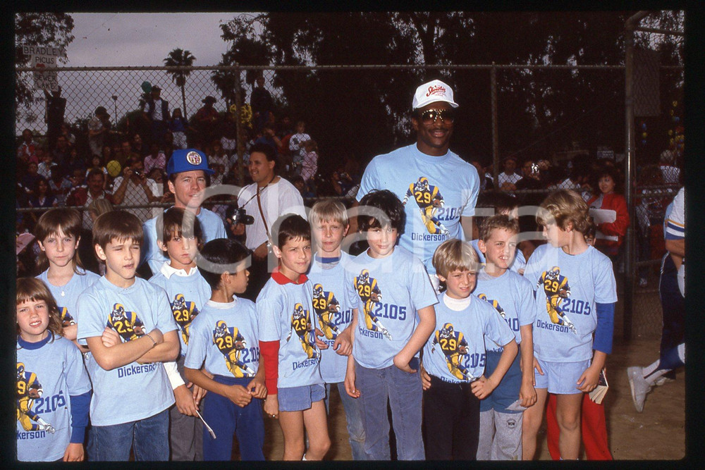 35mm vintage slide* 1986, CALIFORNIA, pro-football player Eric DICKERSON  Diapositiva d'epoca, in formato 35 mm.CONDIZIONI: GOODE' severamente vietata la riproduzione. Tutti i diritti sono riservati.Nella diapositiva ICharta mette in vendita, sul negozio eBay e in esclusiva sul sito "icharta" il proprio archivio composto da numerose diapositive e negativi fotografici d'epoca, tutti originali e autentici, che attraversano la storia del costume italiano tra gli la fine degli anni Sessanta e Novanta.Si tratta di uno sguardo inedito sull'attualit&agrave;, la politica, la vita quotidiana, il gossip e la cultura, che fotografa il cambiamento della nazione in quest'ultimo scorcio del XX secolo. Un'occasione unica per il mercato del collezionismo, che vede finalmente disponibile un archivio eccezionale per vastit&agrave;, tematiche e condizioni, in un settore (il negativo fotografico e la diapositiva) di assoluta novit&agrave; e dalle interessanti prospettive di investimento.  FAIR/discreto   originale e autentica 1