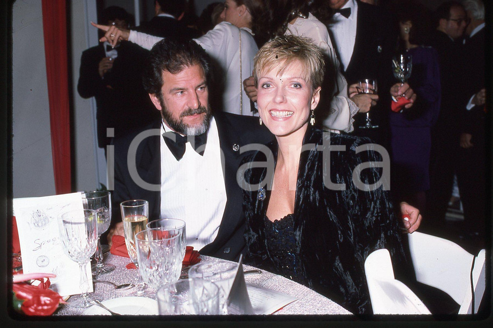 35mm vintage slide* 1986 ca CALIFORNIA, actress Susan BLAKELEY and friend  Diapositiva d'epoca, in formato 35 mm.CONDIZIONI: GOODE' severamente vietata la riproduzione. Tutti i diritti sono riservati.Nella diapositiva ICharta mette in vendita, sul negozio eBay e in esclusiva sul sito "icharta" il proprio archivio composto da numerose diapositive e negativi fotografici d'epoca, tutti originali e autentici, che attraversano la storia del costume italiano tra gli la fine degli anni Sessanta e Novanta.Si tratta di uno sguardo inedito sull'attualit&agrave;, la politica, la vita quotidiana, il gossip e la cultura, che fotografa il cambiamento della nazione in quest'ultimo scorcio del XX secolo. Un'occasione unica per il mercato del collezionismo, che vede finalmente disponibile un archivio eccezionale per vastit&agrave;, tematiche e condizioni, in un settore (il negativo fotografico e la diapositiva) di assoluta novit&agrave; e dalle interessanti prospettive di investimento.  FAIR/discreto   originale e autentica 1