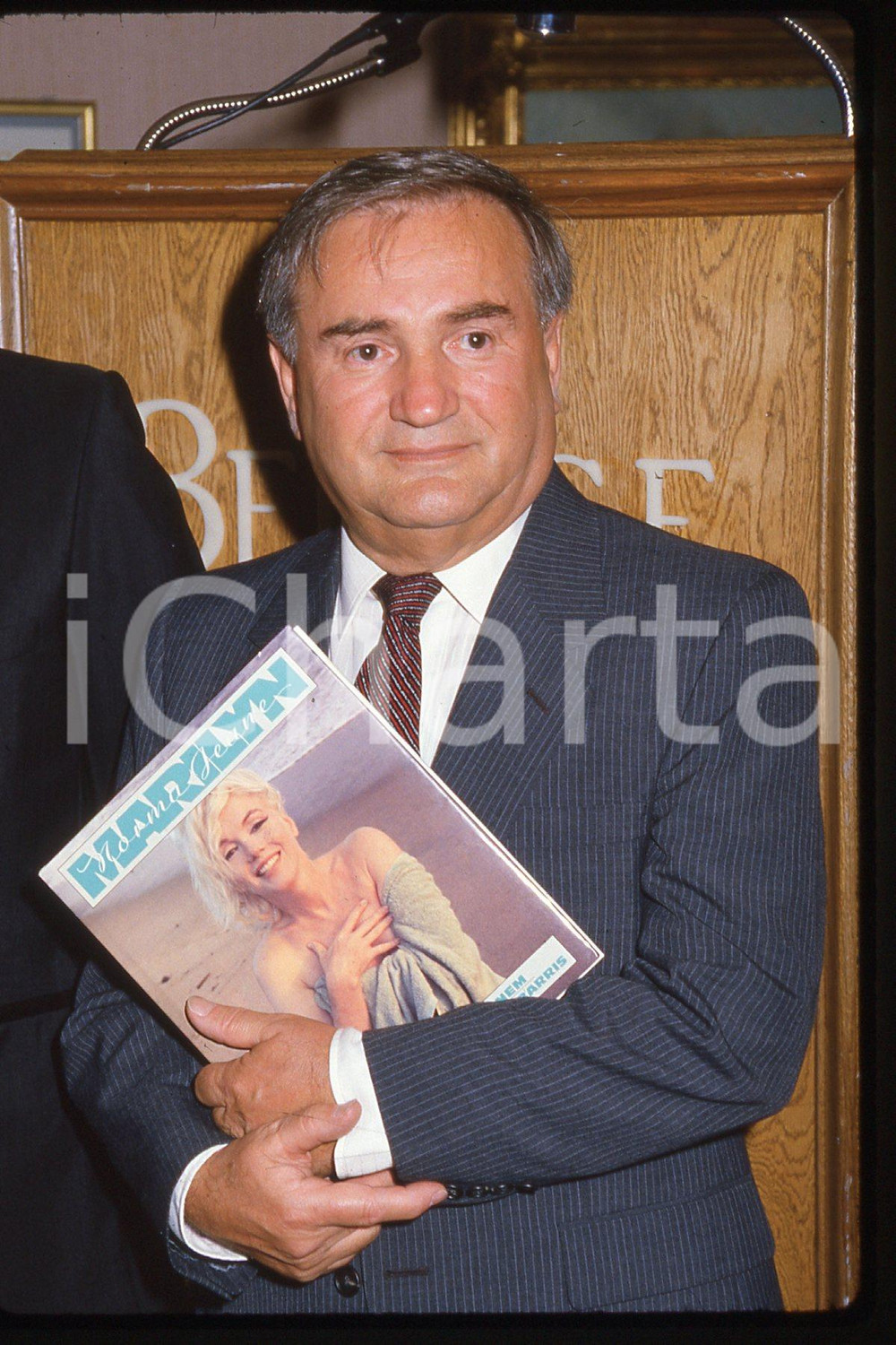 35mm vintage slide* 1987 CALIFORNIA George BARRIS, portrait  Diapositiva d'epoca, in formato 35 mm.CONDIZIONI: GOODE' severamente vietata la riproduzione. Tutti i diritti sono riservati.Nella diapositiva ICharta mette in vendita, sul negozio eBay e in esclusiva sul sito "icharta" il proprio archivio composto da numerose diapositive e negativi fotografici d'epoca, tutti originali e autentici, che attraversano la storia del costume italiano tra gli la fine degli anni Sessanta e Novanta.Si tratta di uno sguardo inedito sull'attualit&agrave;, la politica, la vita quotidiana, il gossip e la cultura, che fotografa il cambiamento della nazione in quest'ultimo scorcio del XX secolo. Un'occasione unica per il mercato del collezionismo, che vede finalmente disponibile un archivio eccezionale per vastit&agrave;, tematiche e condizioni, in un settore (il negativo fotografico e la diapositiva) di assoluta novit&agrave; e dalle interessanti prospettive di investimento.  FAIR/discreto   originale e autentica 1