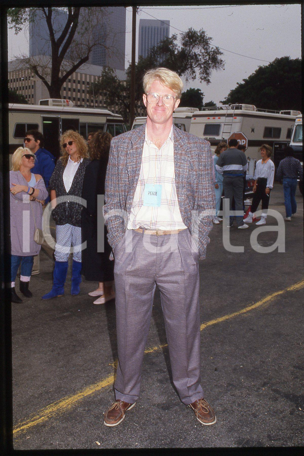 35mm vintage slide* 1986, CALIFORNIA, Ed BEGLEY JR.  Diapositiva d'epoca, in formato 35 mm.CONDIZIONI: GOODE' severamente vietata la riproduzione. Tutti i diritti sono riservati.Nella diapositiva ICharta mette in vendita, sul negozio eBay e in esclusiva sul sito "icharta" il proprio archivio composto da numerose diapositive e negativi fotografici d'epoca, tutti originali e autentici, che attraversano la storia del costume italiano tra gli la fine degli anni Sessanta e Novanta.Si tratta di uno sguardo inedito sull'attualit&agrave;, la politica, la vita quotidiana, il gossip e la cultura, che fotografa il cambiamento della nazione in quest'ultimo scorcio del XX secolo. Un'occasione unica per il mercato del collezionismo, che vede finalmente disponibile un archivio eccezionale per vastit&agrave;, tematiche e condizioni, in un settore (il negativo fotografico e la diapositiva) di assoluta novit&agrave; e dalle interessanti prospettive di investimento.  FAIR/discreto   originale e autentica 1