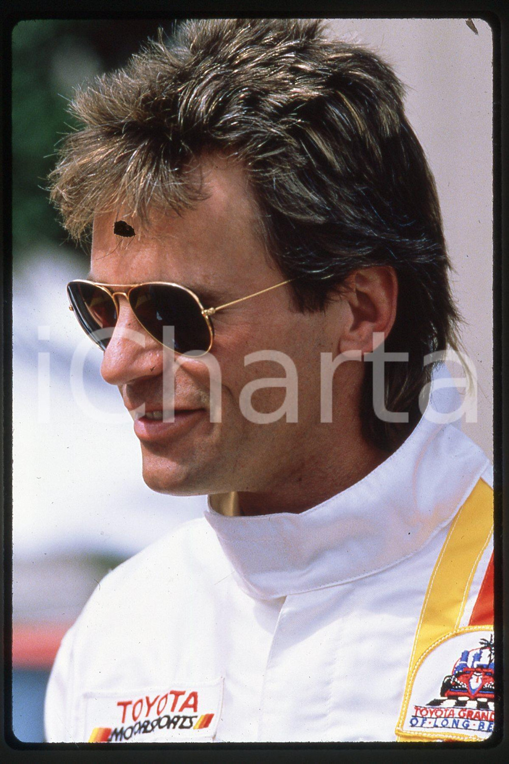 35mm vintage slide* 1988, CALIFORNIA, an actor Richard DEAN ANDERSON, portrait  Diapositiva d'epoca, in formato 35 mm.CONDIZIONI: GOODE' severamente vietata la riproduzione. Tutti i diritti sono riservati.Nella diapositiva ICharta mette in vendita, sul negozio eBay e in esclusiva sul sito "icharta" il proprio archivio composto da numerose diapositive e negativi fotografici d'epoca, tutti originali e autentici, che attraversano la storia del costume italiano tra gli la fine degli anni Sessanta e Novanta.Si tratta di uno sguardo inedito sull'attualit&agrave;, la politica, la vita quotidiana, il gossip e la cultura, che fotografa il cambiamento della nazione in quest'ultimo scorcio del XX secolo. Un'occasione unica per il mercato del collezionismo, che vede finalmente disponibile un archivio eccezionale per vastit&agrave;, tematiche e condizioni, in un settore (il negativo fotografico e la diapositiva) di assoluta novit&agrave; e dalle interessanti prospettive di investimento.  FAIR/discreto   originale e autentica 1