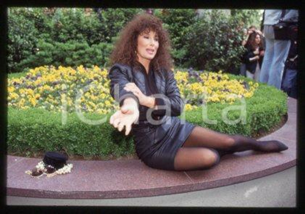 35mm vintage slide* 1990 ca CINEMA Luisa KULIOK Actress (2)  Diapositiva d'epoca, in formato 35 mm.CONDIZIONI: GOODE' severamente vietata la riproduzione. Tutti i diritti sono riservati.Nella diapositiva ICharta mette in vendita, sul negozio eBay e in esclusiva sul sito "icharta" il proprio archivio composto da numerose diapositive e negativi fotografici d'epoca, tutti originali e autentici, che attraversano la storia del costume italiano tra gli la fine degli anni Sessanta e Novanta.Si tratta di uno sguardo inedito sull'attualit&agrave;, la politica, la vita quotidiana, il gossip e la cultura, che fotografa il cambiamento della nazione in quest'ultimo scorcio del XX secolo. Un'occasione unica per il mercato del collezionismo, che vede finalmente disponibile un archivio eccezionale per vastit&agrave;, tematiche e condizioni, in un settore (il negativo fotografico e la diapositiva) di assoluta novit&agrave; e dalle interessanti prospettive di investimento.  GOOD/buono   originale e autentica 1