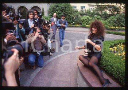 35mm vintage slide* 1990 ca CINEMA Luisa KULIOK Actress (3)  Diapositiva d'epoca, in formato 35 mm.CONDIZIONI: GOODE' severamente vietata la riproduzione. Tutti i diritti sono riservati.Nella diapositiva ICharta mette in vendita, sul negozio eBay e in esclusiva sul sito "icharta" il proprio archivio composto da numerose diapositive e negativi fotografici d'epoca, tutti originali e autentici, che attraversano la storia del costume italiano tra gli la fine degli anni Sessanta e Novanta.Si tratta di uno sguardo inedito sull'attualit&agrave;, la politica, la vita quotidiana, il gossip e la cultura, che fotografa il cambiamento della nazione in quest'ultimo scorcio del XX secolo. Un'occasione unica per il mercato del collezionismo, che vede finalmente disponibile un archivio eccezionale per vastit&agrave;, tematiche e condizioni, in un settore (il negativo fotografico e la diapositiva) di assoluta novit&agrave; e dalle interessanti prospettive di investimento.  GOOD/buono   originale e autentica 1