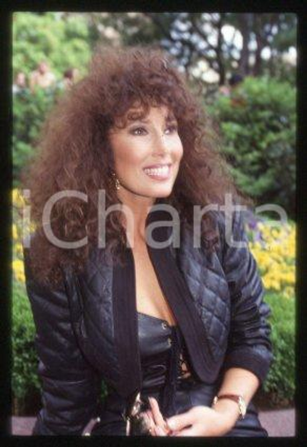 35mm vintage slide* 1990 ca CINEMA Luisa KULIOK Actress (7)  Diapositiva d'epoca, in formato 35 mm.CONDIZIONI: GOODE' severamente vietata la riproduzione. Tutti i diritti sono riservati.Nella diapositiva ICharta mette in vendita, sul negozio eBay e in esclusiva sul sito "icharta" il proprio archivio composto da numerose diapositive e negativi fotografici d'epoca, tutti originali e autentici, che attraversano la storia del costume italiano tra gli la fine degli anni Sessanta e Novanta.Si tratta di uno sguardo inedito sull'attualit&agrave;, la politica, la vita quotidiana, il gossip e la cultura, che fotografa il cambiamento della nazione in quest'ultimo scorcio del XX secolo. Un'occasione unica per il mercato del collezionismo, che vede finalmente disponibile un archivio eccezionale per vastit&agrave;, tematiche e condizioni, in un settore (il negativo fotografico e la diapositiva) di assoluta novit&agrave; e dalle interessanti prospettive di investimento.  GOOD/buono   originale e autentica 1