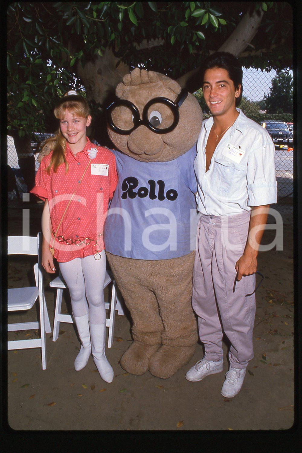 35mm vintage slide* 1987, California, an actor Scott Baio and Josie Davis  Diapositiva d'epoca, in formato 35 mm.CONDIZIONI: GOODE' severamente vietata la riproduzione. Tutti i diritti sono riservati.Nella diapositiva ICharta mette in vendita, sul negozio eBay e in esclusiva sul sito "icharta" il proprio archivio composto da numerose diapositive e negativi fotografici d'epoca, tutti originali e autentici, che attraversano la storia del costume italiano tra gli la fine degli anni Sessanta e Novanta.Si tratta di uno sguardo inedito sull'attualit&agrave;, la politica, la vita quotidiana, il gossip e la cultura, che fotografa il cambiamento della nazione in quest'ultimo scorcio del XX secolo. Un'occasione unica per il mercato del collezionismo, che vede finalmente disponibile un archivio eccezionale per vastit&agrave;, tematiche e condizioni, in un settore (il negativo fotografico e la diapositiva) di assoluta novit&agrave; e dalle interessanti prospettive di investimento.  FAIR/discreto   originale e autentica 1