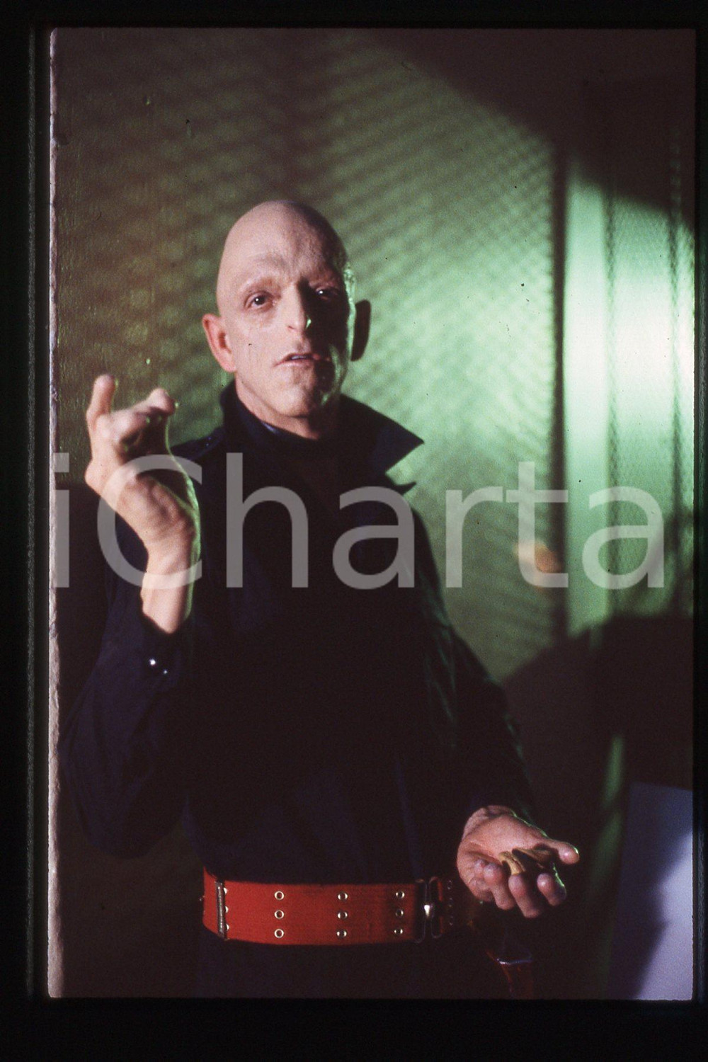 35mm vintage slide* 1986, California, an actor Michael Berryman (Jade Jungle)  Diapositiva d'epoca, in formato 35 mm.CONDIZIONI: GOODE' severamente vietata la riproduzione. Tutti i diritti sono riservati.Nella diapositiva ICharta mette in vendita, sul negozio eBay e in esclusiva sul sito "icharta" il proprio archivio composto da numerose diapositive e negativi fotografici d'epoca, tutti originali e autentici, che attraversano la storia del costume italiano tra gli la fine degli anni Sessanta e Novanta.Si tratta di uno sguardo inedito sull'attualit&agrave;, la politica, la vita quotidiana, il gossip e la cultura, che fotografa il cambiamento della nazione in quest'ultimo scorcio del XX secolo. Un'occasione unica per il mercato del collezionismo, che vede finalmente disponibile un archivio eccezionale per vastit&agrave;, tematiche e condizioni, in un settore (il negativo fotografico e la diapositiva) di assoluta novit&agrave; e dalle interessanti prospettive di investimento.  FAIR/discreto   originale e autentica 1