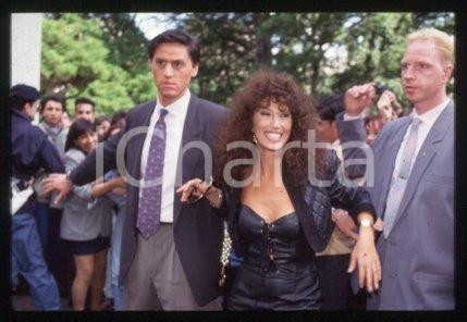 35mm vintage slide* 1990 ca CINEMA Luisa KULIOK Actress (10)  Diapositiva d'epoca, in formato 35 mm.CONDIZIONI: GOODE' severamente vietata la riproduzione. Tutti i diritti sono riservati.Nella diapositiva ICharta mette in vendita, sul negozio eBay e in esclusiva sul sito "icharta" il proprio archivio composto da numerose diapositive e negativi fotografici d'epoca, tutti originali e autentici, che attraversano la storia del costume italiano tra gli la fine degli anni Sessanta e Novanta.Si tratta di uno sguardo inedito sull'attualit&agrave;, la politica, la vita quotidiana, il gossip e la cultura, che fotografa il cambiamento della nazione in quest'ultimo scorcio del XX secolo. Un'occasione unica per il mercato del collezionismo, che vede finalmente disponibile un archivio eccezionale per vastit&agrave;, tematiche e condizioni, in un settore (il negativo fotografico e la diapositiva) di assoluta novit&agrave; e dalle interessanti prospettive di investimento.  GOOD/buono   originale e autentica 1