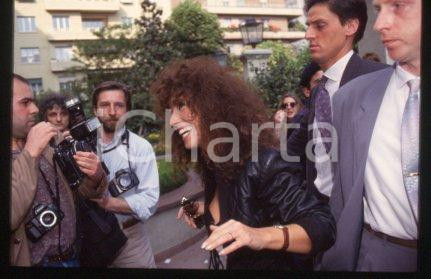 35mm vintage slide* 1990 ca CINEMA Luisa KULIOK Actress (20)  Diapositiva d'epoca, in formato 35 mm.CONDIZIONI: GOODE' severamente vietata la riproduzione. Tutti i diritti sono riservati.Nella diapositiva ICharta mette in vendita, sul negozio eBay e in esclusiva sul sito "icharta" il proprio archivio composto da numerose diapositive e negativi fotografici d'epoca, tutti originali e autentici, che attraversano la storia del costume italiano tra gli la fine degli anni Sessanta e Novanta.Si tratta di uno sguardo inedito sull'attualit&agrave;, la politica, la vita quotidiana, il gossip e la cultura, che fotografa il cambiamento della nazione in quest'ultimo scorcio del XX secolo. Un'occasione unica per il mercato del collezionismo, che vede finalmente disponibile un archivio eccezionale per vastit&agrave;, tematiche e condizioni, in un settore (il negativo fotografico e la diapositiva) di assoluta novit&agrave; e dalle interessanti prospettive di investimento.  GOOD/buono   originale e autentica 1