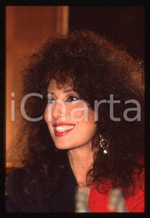 35mm vintage slide* 1990 ca CINEMA Luisa KULIOK Actress (23)  Diapositiva d'epoca, in formato 35 mm.CONDIZIONI: GOODE' severamente vietata la riproduzione. Tutti i diritti sono riservati.Nella diapositiva ICharta mette in vendita, sul negozio eBay e in esclusiva sul sito "icharta" il proprio archivio composto da numerose diapositive e negativi fotografici d'epoca, tutti originali e autentici, che attraversano la storia del costume italiano tra gli la fine degli anni Sessanta e Novanta.Si tratta di uno sguardo inedito sull'attualit&agrave;, la politica, la vita quotidiana, il gossip e la cultura, che fotografa il cambiamento della nazione in quest'ultimo scorcio del XX secolo. Un'occasione unica per il mercato del collezionismo, che vede finalmente disponibile un archivio eccezionale per vastit&agrave;, tematiche e condizioni, in un settore (il negativo fotografico e la diapositiva) di assoluta novit&agrave; e dalle interessanti prospettive di investimento.  GOOD/buono   originale e autentica 1