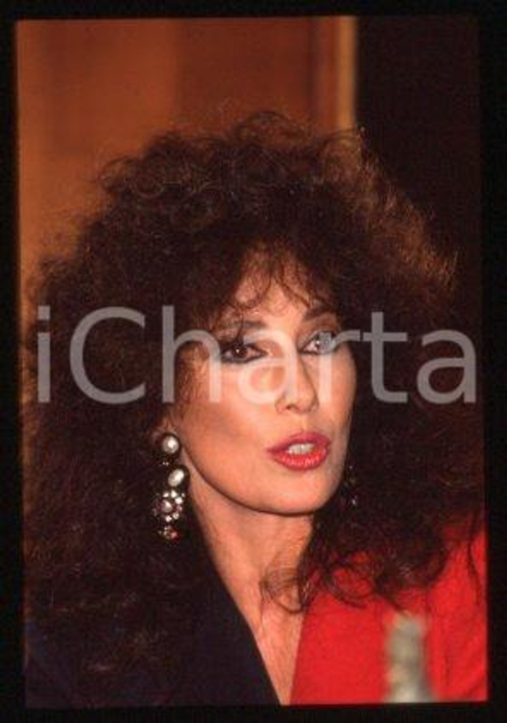 35mm vintage slide* 1990 ca CINEMA Luisa KULIOK Actress (24)  Diapositiva d'epoca, in formato 35 mm.CONDIZIONI: GOODE' severamente vietata la riproduzione. Tutti i diritti sono riservati.Nella diapositiva ICharta mette in vendita, sul negozio eBay e in esclusiva sul sito "icharta" il proprio archivio composto da numerose diapositive e negativi fotografici d'epoca, tutti originali e autentici, che attraversano la storia del costume italiano tra gli la fine degli anni Sessanta e Novanta.Si tratta di uno sguardo inedito sull'attualit&agrave;, la politica, la vita quotidiana, il gossip e la cultura, che fotografa il cambiamento della nazione in quest'ultimo scorcio del XX secolo. Un'occasione unica per il mercato del collezionismo, che vede finalmente disponibile un archivio eccezionale per vastit&agrave;, tematiche e condizioni, in un settore (il negativo fotografico e la diapositiva) di assoluta novit&agrave; e dalle interessanti prospettive di investimento.  GOOD/buono   originale e autentica 1