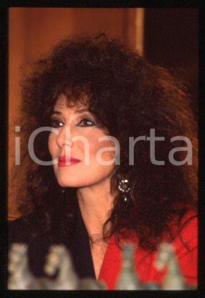 35mm vintage slide* 1990 ca CINEMA Luisa KULIOK Actress (31)  Diapositiva d'epoca, in formato 35 mm.CONDIZIONI: GOODE' severamente vietata la riproduzione. Tutti i diritti sono riservati.Nella diapositiva ICharta mette in vendita, sul negozio eBay e in esclusiva sul sito "icharta" il proprio archivio composto da numerose diapositive e negativi fotografici d'epoca, tutti originali e autentici, che attraversano la storia del costume italiano tra gli la fine degli anni Sessanta e Novanta.Si tratta di uno sguardo inedito sull'attualit&agrave;, la politica, la vita quotidiana, il gossip e la cultura, che fotografa il cambiamento della nazione in quest'ultimo scorcio del XX secolo. Un'occasione unica per il mercato del collezionismo, che vede finalmente disponibile un archivio eccezionale per vastit&agrave;, tematiche e condizioni, in un settore (il negativo fotografico e la diapositiva) di assoluta novit&agrave; e dalle interessanti prospettive di investimento.  GOOD/buono   originale e autentica 1