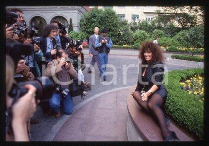35mm vintage slide* 1990 ca CINEMA Luisa KULIOK Actress (13)  Diapositiva d'epoca, in formato 35 mm.CONDIZIONI: GOODE' severamente vietata la riproduzione. Tutti i diritti sono riservati.Nella diapositiva ICharta mette in vendita, sul negozio eBay e in esclusiva sul sito "icharta" il proprio archivio composto da numerose diapositive e negativi fotografici d'epoca, tutti originali e autentici, che attraversano la storia del costume italiano tra gli la fine degli anni Sessanta e Novanta.Si tratta di uno sguardo inedito sull'attualit&agrave;, la politica, la vita quotidiana, il gossip e la cultura, che fotografa il cambiamento della nazione in quest'ultimo scorcio del XX secolo. Un'occasione unica per il mercato del collezionismo, che vede finalmente disponibile un archivio eccezionale per vastit&agrave;, tematiche e condizioni, in un settore (il negativo fotografico e la diapositiva) di assoluta novit&agrave; e dalle interessanti prospettive di investimento.  GOOD/buono   originale e autentica 1