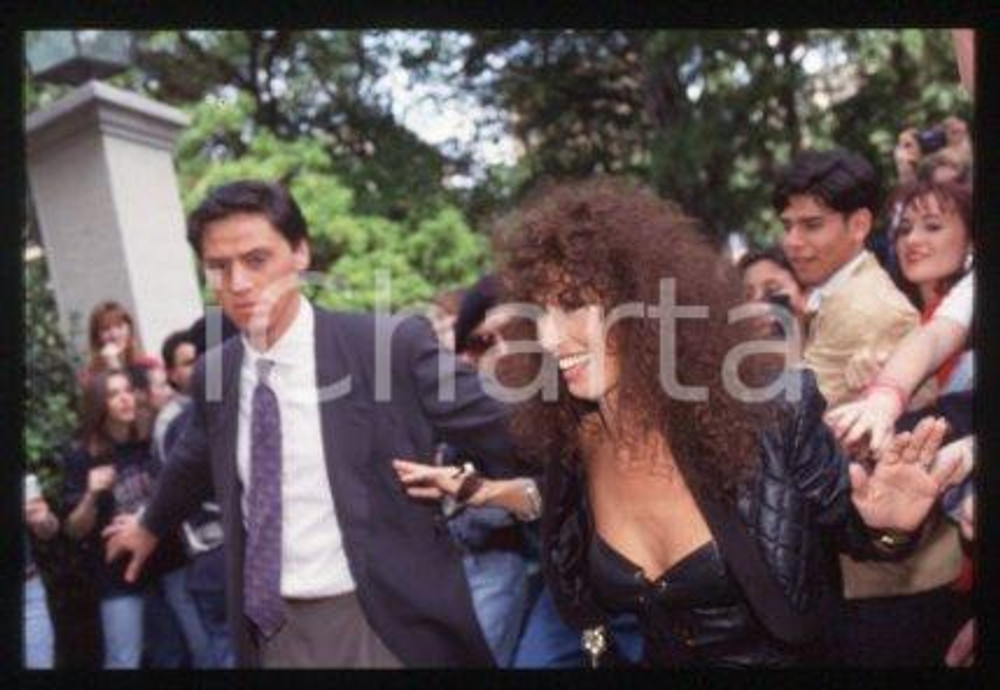 35mm vintage slide* 1990 ca CINEMA Luisa KULIOK Actress (14)  Diapositiva d'epoca, in formato 35 mm.CONDIZIONI: GOODE' severamente vietata la riproduzione. Tutti i diritti sono riservati.Nella diapositiva ICharta mette in vendita, sul negozio eBay e in esclusiva sul sito "icharta" il proprio archivio composto da numerose diapositive e negativi fotografici d'epoca, tutti originali e autentici, che attraversano la storia del costume italiano tra gli la fine degli anni Sessanta e Novanta.Si tratta di uno sguardo inedito sull'attualit&agrave;, la politica, la vita quotidiana, il gossip e la cultura, che fotografa il cambiamento della nazione in quest'ultimo scorcio del XX secolo. Un'occasione unica per il mercato del collezionismo, che vede finalmente disponibile un archivio eccezionale per vastit&agrave;, tematiche e condizioni, in un settore (il negativo fotografico e la diapositiva) di assoluta novit&agrave; e dalle interessanti prospettive di investimento.  GOOD/buono   originale e autentica 1