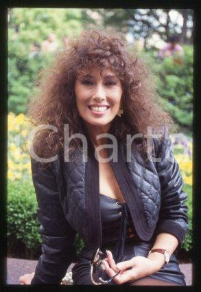 35mm vintage slide* 1990 ca CINEMA Luisa KULIOK Actress (15)  Diapositiva d'epoca, in formato 35 mm.CONDIZIONI: GOODE' severamente vietata la riproduzione. Tutti i diritti sono riservati.Nella diapositiva ICharta mette in vendita, sul negozio eBay e in esclusiva sul sito "icharta" il proprio archivio composto da numerose diapositive e negativi fotografici d'epoca, tutti originali e autentici, che attraversano la storia del costume italiano tra gli la fine degli anni Sessanta e Novanta.Si tratta di uno sguardo inedito sull'attualit&agrave;, la politica, la vita quotidiana, il gossip e la cultura, che fotografa il cambiamento della nazione in quest'ultimo scorcio del XX secolo. Un'occasione unica per il mercato del collezionismo, che vede finalmente disponibile un archivio eccezionale per vastit&agrave;, tematiche e condizioni, in un settore (il negativo fotografico e la diapositiva) di assoluta novit&agrave; e dalle interessanti prospettive di investimento.  GOOD/buono   originale e autentica 1