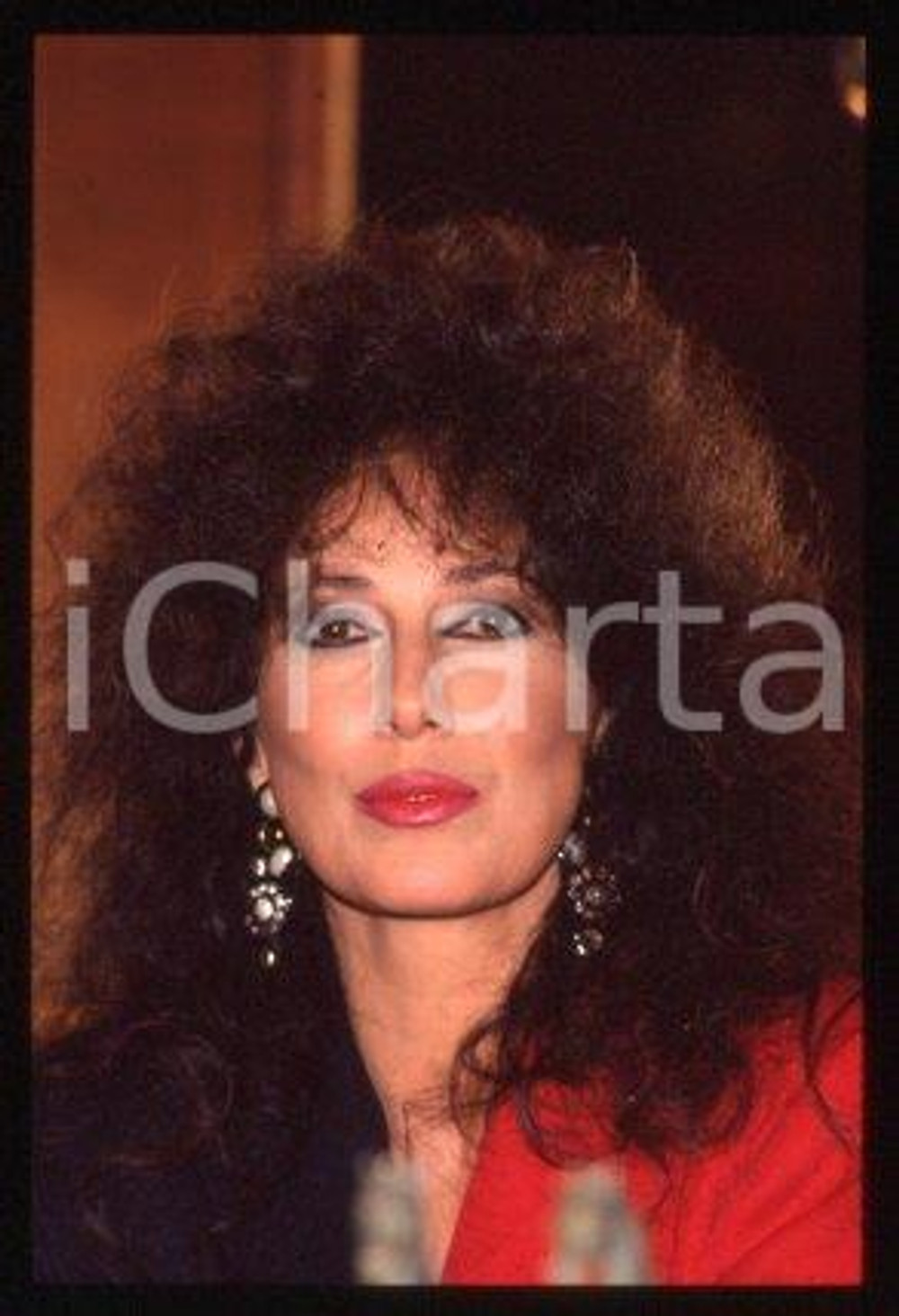 35mm vintage slide* 1990 ca CINEMA Luisa KULIOK Actress (34)  Diapositiva d'epoca, in formato 35 mm.CONDIZIONI: GOODE' severamente vietata la riproduzione. Tutti i diritti sono riservati.Nella diapositiva ICharta mette in vendita, sul negozio eBay e in esclusiva sul sito "icharta" il proprio archivio composto da numerose diapositive e negativi fotografici d'epoca, tutti originali e autentici, che attraversano la storia del costume italiano tra gli la fine degli anni Sessanta e Novanta.Si tratta di uno sguardo inedito sull'attualit&agrave;, la politica, la vita quotidiana, il gossip e la cultura, che fotografa il cambiamento della nazione in quest'ultimo scorcio del XX secolo. Un'occasione unica per il mercato del collezionismo, che vede finalmente disponibile un archivio eccezionale per vastit&agrave;, tematiche e condizioni, in un settore (il negativo fotografico e la diapositiva) di assoluta novit&agrave; e dalle interessanti prospettive di investimento.  GOOD/buono   originale e autentica 1