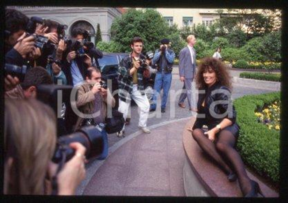35mm vintage slide* 1990 ca CINEMA Luisa KULIOK Actress (17)  Diapositiva d'epoca, in formato 35 mm.CONDIZIONI: GOODE' severamente vietata la riproduzione. Tutti i diritti sono riservati.Nella diapositiva ICharta mette in vendita, sul negozio eBay e in esclusiva sul sito "icharta" il proprio archivio composto da numerose diapositive e negativi fotografici d'epoca, tutti originali e autentici, che attraversano la storia del costume italiano tra gli la fine degli anni Sessanta e Novanta.Si tratta di uno sguardo inedito sull'attualit&agrave;, la politica, la vita quotidiana, il gossip e la cultura, che fotografa il cambiamento della nazione in quest'ultimo scorcio del XX secolo. Un'occasione unica per il mercato del collezionismo, che vede finalmente disponibile un archivio eccezionale per vastit&agrave;, tematiche e condizioni, in un settore (il negativo fotografico e la diapositiva) di assoluta novit&agrave; e dalle interessanti prospettive di investimento.  GOOD/buono   originale e autentica 1