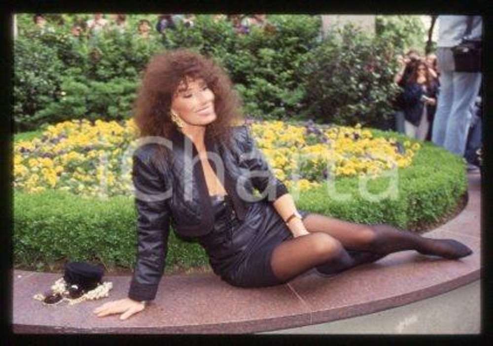 35mm vintage slide* 1990 ca CINEMA Luisa KULIOK Actress (35)  Diapositiva d'epoca, in formato 35 mm.CONDIZIONI: GOODE' severamente vietata la riproduzione. Tutti i diritti sono riservati.Nella diapositiva ICharta mette in vendita, sul negozio eBay e in esclusiva sul sito "icharta" il proprio archivio composto da numerose diapositive e negativi fotografici d'epoca, tutti originali e autentici, che attraversano la storia del costume italiano tra gli la fine degli anni Sessanta e Novanta.Si tratta di uno sguardo inedito sull'attualit&agrave;, la politica, la vita quotidiana, il gossip e la cultura, che fotografa il cambiamento della nazione in quest'ultimo scorcio del XX secolo. Un'occasione unica per il mercato del collezionismo, che vede finalmente disponibile un archivio eccezionale per vastit&agrave;, tematiche e condizioni, in un settore (il negativo fotografico e la diapositiva) di assoluta novit&agrave; e dalle interessanti prospettive di investimento.  GOOD/buono   originale e autentica 1