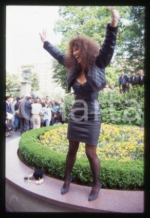 35mm vintage slide *1990 ca CINEMA Luisa KULIOK Actress (41)  Diapositiva d'epoca, in formato 35 mm.CONDIZIONI: GOODE' severamente vietata la riproduzione. Tutti i diritti sono riservati.Nella diapositiva ICharta mette in vendita, sul negozio eBay e in esclusiva sul sito "icharta" il proprio archivio composto da numerose diapositive e negativi fotografici d'epoca, tutti originali e autentici, che attraversano la storia del costume italiano tra gli la fine degli anni Sessanta e Novanta.Si tratta di uno sguardo inedito sull'attualit&agrave;, la politica, la vita quotidiana, il gossip e la cultura, che fotografa il cambiamento della nazione in quest'ultimo scorcio del XX secolo. Un'occasione unica per il mercato del collezionismo, che vede finalmente disponibile un archivio eccezionale per vastit&agrave;, tematiche e condizioni, in un settore (il negativo fotografico e la diapositiva) di assoluta novit&agrave; e dalle interessanti prospettive di investimento.   GOOD/buono   originale e autentica 1