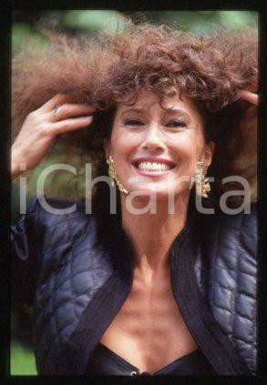 35mm vintage slide* 1990 ca CINEMA Luisa KULIOK Actress (44)  Diapositiva d'epoca, in formato 35 mm.CONDIZIONI: GOODE' severamente vietata la riproduzione. Tutti i diritti sono riservati.Nella diapositiva ICharta mette in vendita, sul negozio eBay e in esclusiva sul sito "icharta" il proprio archivio composto da numerose diapositive e negativi fotografici d'epoca, tutti originali e autentici, che attraversano la storia del costume italiano tra gli la fine degli anni Sessanta e Novanta.Si tratta di uno sguardo inedito sull'attualit&agrave;, la politica, la vita quotidiana, il gossip e la cultura, che fotografa il cambiamento della nazione in quest'ultimo scorcio del XX secolo. Un'occasione unica per il mercato del collezionismo, che vede finalmente disponibile un archivio eccezionale per vastit&agrave;, tematiche e condizioni, in un settore (il negativo fotografico e la diapositiva) di assoluta novit&agrave; e dalle interessanti prospettive di investimento.  GOOD/buono   originale e autentica 1