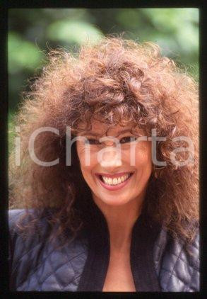 35mm vintage slide* 1990 ca CINEMA Luisa KULIOK Actress (46)  Diapositiva d'epoca, in formato 35 mm.CONDIZIONI: GOODE' severamente vietata la riproduzione. Tutti i diritti sono riservati.Nella diapositiva ICharta mette in vendita, sul negozio eBay e in esclusiva sul sito "icharta" il proprio archivio composto da numerose diapositive e negativi fotografici d'epoca, tutti originali e autentici, che attraversano la storia del costume italiano tra gli la fine degli anni Sessanta e Novanta.Si tratta di uno sguardo inedito sull'attualit&agrave;, la politica, la vita quotidiana, il gossip e la cultura, che fotografa il cambiamento della nazione in quest'ultimo scorcio del XX secolo. Un'occasione unica per il mercato del collezionismo, che vede finalmente disponibile un archivio eccezionale per vastit&agrave;, tematiche e condizioni, in un settore (il negativo fotografico e la diapositiva) di assoluta novit&agrave; e dalle interessanti prospettive di investimento.  GOOD/buono   originale e autentica 1