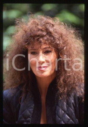 35mm vintage slide* 1990 ca CINEMA Luisa KULIOK Actress (47)  Diapositiva d'epoca, in formato 35 mm.CONDIZIONI: GOODE' severamente vietata la riproduzione. Tutti i diritti sono riservati.Nella diapositiva ICharta mette in vendita, sul negozio eBay e in esclusiva sul sito "icharta" il proprio archivio composto da numerose diapositive e negativi fotografici d'epoca, tutti originali e autentici, che attraversano la storia del costume italiano tra gli la fine degli anni Sessanta e Novanta.Si tratta di uno sguardo inedito sull'attualit&agrave;, la politica, la vita quotidiana, il gossip e la cultura, che fotografa il cambiamento della nazione in quest'ultimo scorcio del XX secolo. Un'occasione unica per il mercato del collezionismo, che vede finalmente disponibile un archivio eccezionale per vastit&agrave;, tematiche e condizioni, in un settore (il negativo fotografico e la diapositiva) di assoluta novit&agrave; e dalle interessanti prospettive di investimento.  GOOD/buono   originale e autentica 1