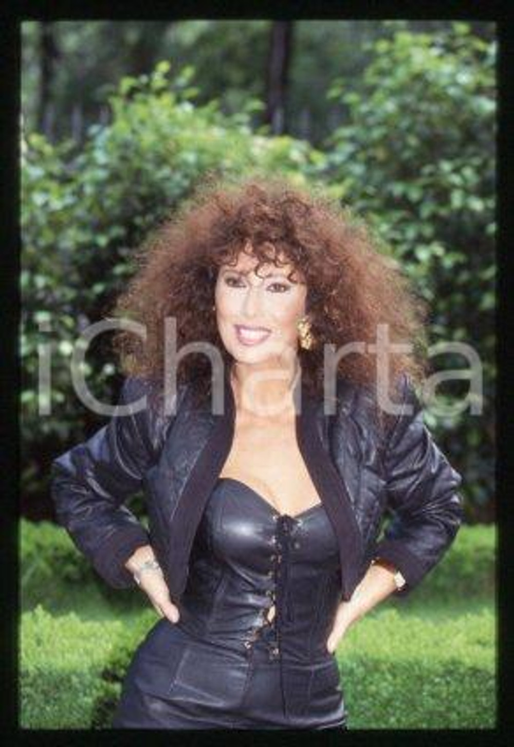 35mm vintage slide* 1990 ca CINEMA Luisa KULIOK Actress (54)  Diapositiva d'epoca, in formato 35 mm.CONDIZIONI: GOODE' severamente vietata la riproduzione. Tutti i diritti sono riservati.Nella diapositiva ICharta mette in vendita, sul negozio eBay e in esclusiva sul sito "icharta" il proprio archivio composto da numerose diapositive e negativi fotografici d'epoca, tutti originali e autentici, che attraversano la storia del costume italiano tra gli la fine degli anni Sessanta e Novanta.Si tratta di uno sguardo inedito sull'attualit&agrave;, la politica, la vita quotidiana, il gossip e la cultura, che fotografa il cambiamento della nazione in quest'ultimo scorcio del XX secolo. Un'occasione unica per il mercato del collezionismo, che vede finalmente disponibile un archivio eccezionale per vastit&agrave;, tematiche e condizioni, in un settore (il negativo fotografico e la diapositiva) di assoluta novit&agrave; e dalle interessanti prospettive di investimento.  GOOD/buono   originale e autentica 1