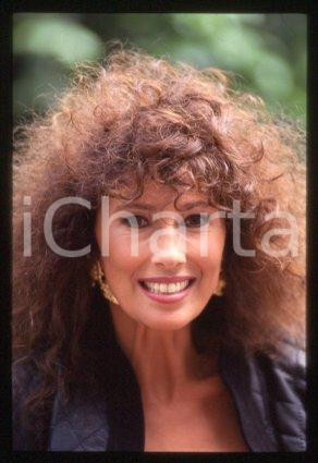 35mm vintage slide* 1990 ca CINEMA Luisa KULIOK Actress (55)  Diapositiva d'epoca, in formato 35 mm.CONDIZIONI: GOODE' severamente vietata la riproduzione. Tutti i diritti sono riservati.Nella diapositiva ICharta mette in vendita, sul negozio eBay e in esclusiva sul sito "icharta" il proprio archivio composto da numerose diapositive e negativi fotografici d'epoca, tutti originali e autentici, che attraversano la storia del costume italiano tra gli la fine degli anni Sessanta e Novanta.Si tratta di uno sguardo inedito sull'attualit&agrave;, la politica, la vita quotidiana, il gossip e la cultura, che fotografa il cambiamento della nazione in quest'ultimo scorcio del XX secolo. Un'occasione unica per il mercato del collezionismo, che vede finalmente disponibile un archivio eccezionale per vastit&agrave;, tematiche e condizioni, in un settore (il negativo fotografico e la diapositiva) di assoluta novit&agrave; e dalle interessanti prospettive di investimento.  GOOD/buono   originale e autentica 1