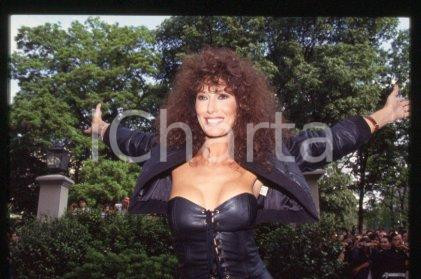 35mm vintage slide* 1990 ca CINEMA Luisa KULIOK Actress (57)  Diapositiva d'epoca, in formato 35 mm.CONDIZIONI: GOODE' severamente vietata la riproduzione. Tutti i diritti sono riservati.Nella diapositiva ICharta mette in vendita, sul negozio eBay e in esclusiva sul sito "icharta" il proprio archivio composto da numerose diapositive e negativi fotografici d'epoca, tutti originali e autentici, che attraversano la storia del costume italiano tra gli la fine degli anni Sessanta e Novanta.Si tratta di uno sguardo inedito sull'attualit&agrave;, la politica, la vita quotidiana, il gossip e la cultura, che fotografa il cambiamento della nazione in quest'ultimo scorcio del XX secolo. Un'occasione unica per il mercato del collezionismo, che vede finalmente disponibile un archivio eccezionale per vastit&agrave;, tematiche e condizioni, in un settore (il negativo fotografico e la diapositiva) di assoluta novit&agrave; e dalle interessanti prospettive di investimento.  GOOD/buono   originale e autentica 1